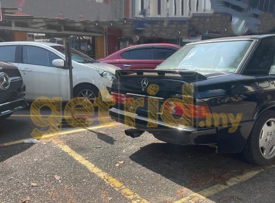 Mercedes 190e – Drying Up at a parking lot