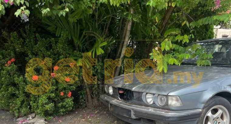 Fading Prestige: The BMW E32 Left For Rust