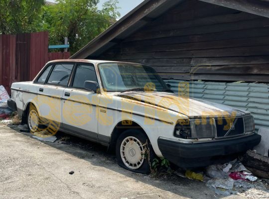 Silent Stalwart: The Volvo 240GL Waiting for the End