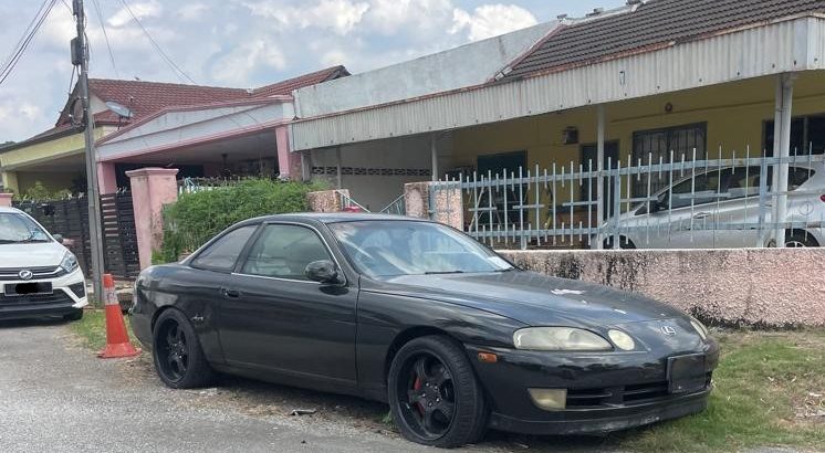 The Roadside Luxury: A Lexus SC300